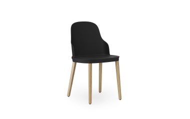 En moderne stol med et sort polstret sæde og et højt afrundet ryglæn, sat på fire lyse træben fra TomorrowsDesign, isoleret på en hvid baggrund.