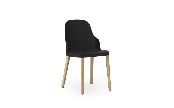 En moderne stol med et sort polstret sæde og et højt afrundet ryglæn, sat på fire lyse træben fra TomorrowsDesign, isoleret på en hvid baggrund.