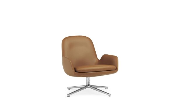 En moderne NORMANN COPENHAGEN - Era Loungestol med høj ryg og armlæn, sat på en drejelig krombund, isoleret på en hvid baggrund.