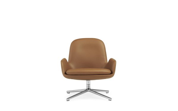 En moderne NORMANN COPENHAGEN - Era Loungestol med armlæn og krom drejefod, sat mod en almindelig hvid baggrund.