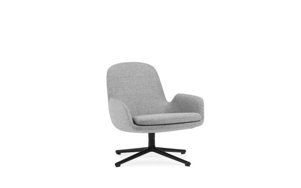 En moderne Normann Copenhagen Era Loungestol med høj ryg og armlæn, monteret på en sort fempunkts rullefod. stolen er placeret mod en almindelig hvid baggrund.