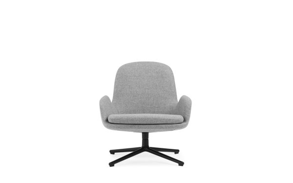 En moderne NORMANN COPENHAGEN - Era Loungestol med høj ryg og armlæn, sat på en sort drejefod, isoleret mod en hvid baggrund.