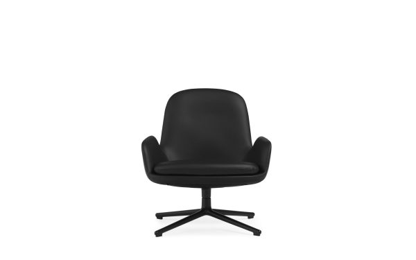 En moderne sort NORMANN COPENHAGEN - Era Loungestol med høj ryg og armlæn, stående på drejefod, isoleret mod en hvid baggrund.