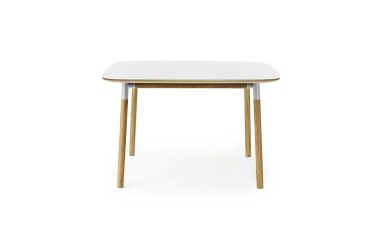 Et moderne skrivebord med en hvid rektangulær bordplade og træben, sat mod en isoleret hvid baggrund. Benene, der er forbundet med grå metalbeslag, afspejler et sofistikeret interiørdesign.
