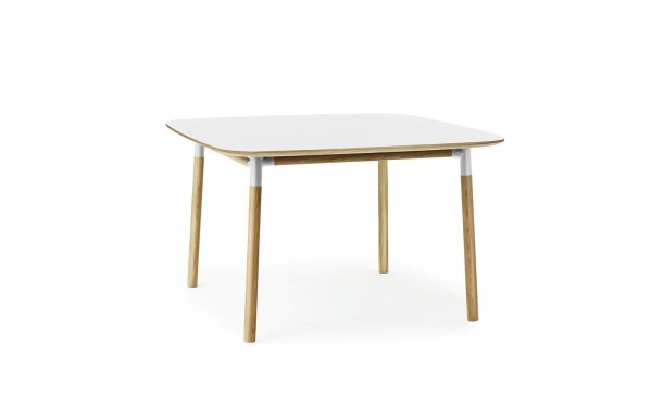 Et moderne firkantet bord med hvid bordplade og naturlige trækanter, understøttet af fire lyse træben på en almindelig hvid baggrund, perfekt til ethvert TomorrowsDesign-interiør.