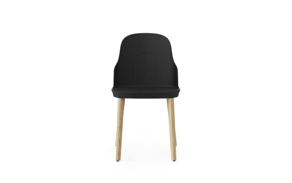 En moderne stol med sort polstret sæde og ryglæn på lyse træben, med TomorrowsDesign, isoleret mod en hvid baggrund.