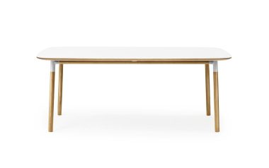 Moderne rektangulært bord med hvid bordplade og trækanter, med slanke, tilspidsede træben og synlige metalliske hængsler på en almindelig hvid baggrund fra TomorrowsDesign.