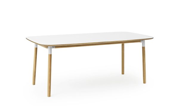 Et moderne rektangulært bord med hvid plade og træben, isoleret på en hvid baggrund, afspejler moderne møbler design.