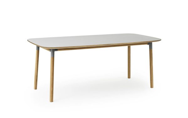 Et moderne rektangulært bord med en grå plade og lyse træben, designet af TomorrowsDesign, isoleret på en hvid baggrund.
