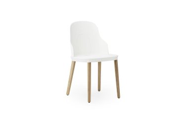 En moderne hvid stol med buet ryglæn og fire træben, isoleret på en almindelig hvid baggrund, perfekt til moderne møbler-entusiaster.