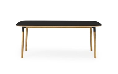 Et moderne rektangulært bord med en slank sort plade og afrundede hjørner, understøttet af fire slanke, vinklede træben. Interiørdesignet er minimalistisk og stilfuldt sat på en hvid baggrund.