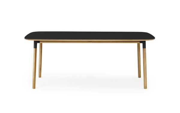 Et moderne rektangulært bord med en slank sort plade og afrundede hjørner, understøttet af fire slanke, vinklede træben. Interiørdesignet er minimalistisk og stilfuldt sat på en hvid baggrund.