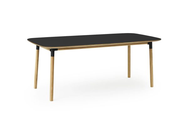 Et moderne bord med en sort rektangulær plade og fire ben i naturligt træ, designet til moderne interiør, isoleret på en hvid baggrund.