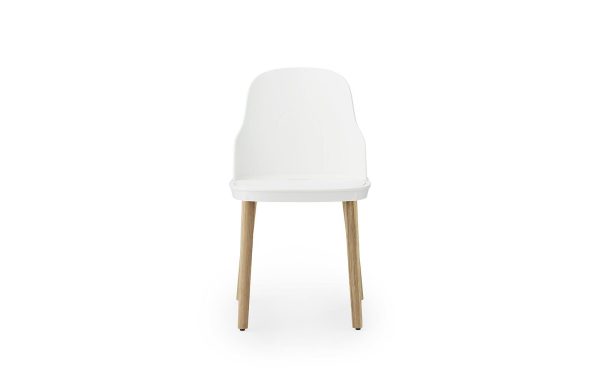 En moderne hvid stol med buet ryg og sæde, designet af TomorrowsDesign, understøttet af to slanke træben foran og en hvid baggrund.