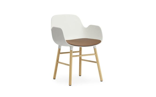 En moderne stol med træben, et hvidt plastik ryglæn og arme, og et rundt, polstret sæde med et lysebrunt betræk, isoleret på en hvid baggrund. Dette stykke afspejler banebrydende design perfekt til moderne interiør.