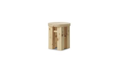 En enkel NORMANN COPENHAGEN - Fyr Skammel med tre ben, lavet af naturligt fyrretræ med synlige knaster og åre, stående alene på en hvid baggrund.