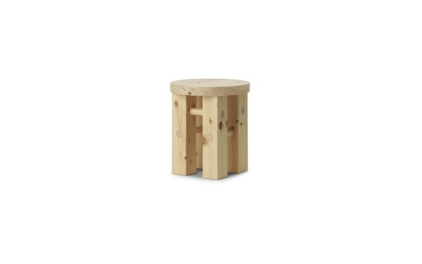 En enkel NORMANN COPENHAGEN - Fyr Skammel med tre ben, lavet af naturligt fyrretræ med synlige knaster og åre, stående alene på en hvid baggrund.