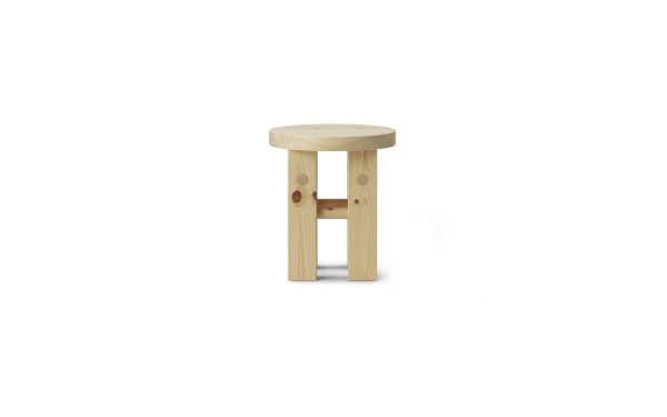 EN NORMANN COPENHAGEN - Fyr Skammel med rundt sæde og tre ben, udstillet mod en almindelig hvid baggrund.