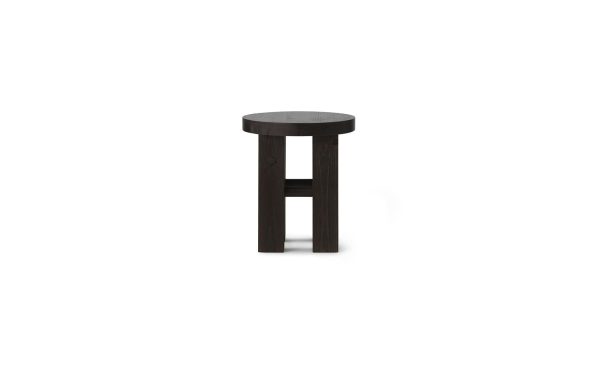 En enkel, NORMANN COPENHAGEN - Fyr Skammel træskammel med rundt sæde og tre ben, isoleret på hvid baggrund.