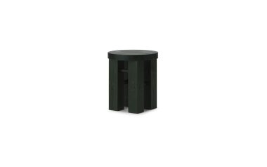 En enkel, NORMANN COPENHAGEN - Fyr Skammel rund skammel med tre ben, isoleret på en almindelig hvid baggrund.