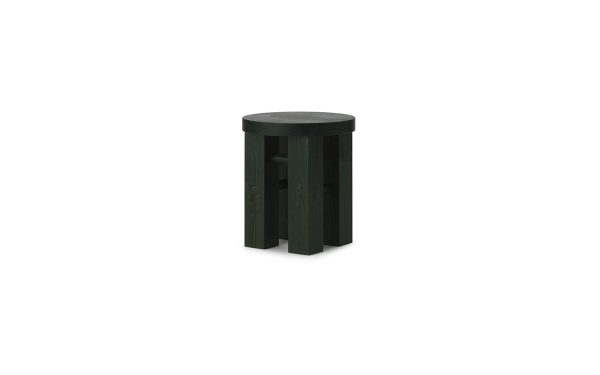 En enkel, NORMANN COPENHAGEN - Fyr Skammel rund skammel med tre ben, isoleret på en almindelig hvid baggrund.