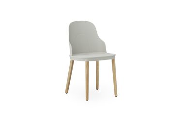 En moderne stol med et elegant hvidt sæde og ryglæn, med et design af TomorrowsDesign, monteret på lyse træben, isoleret mod en ren hvid baggrund.