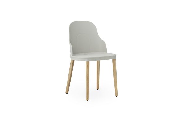 En moderne stol med et elegant hvidt sæde og ryglæn, med et design af TomorrowsDesign, monteret på lyse træben, isoleret mod en ren hvid baggrund.