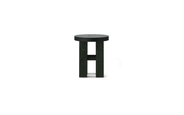 En enkel NORMANN COPENHAGEN - Fyr Skammel med et rundt sæde og tre ben, centreret mod en almindelig hvid baggrund.