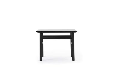 En enkel sort trætaburet med en rektangulær top, placeret mod en skarp hvid baggrund, eksemplificerer den minimalistiske essens af TomorrowsDesign møbler.