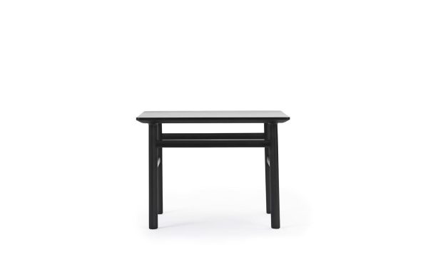 En enkel sort trætaburet med en rektangulær top, placeret mod en skarp hvid baggrund, eksemplificerer den minimalistiske essens af TomorrowsDesign møbler.