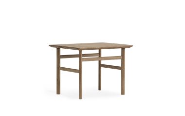 Et simpelt træbord med en rektangulær plade og fire ben, designet af TomorrowsDesign, isoleret på en hvid baggrund.
