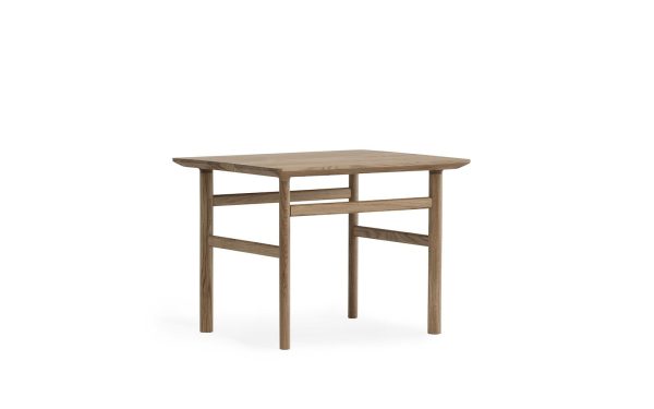 Et simpelt træbord med en rektangulær plade og fire ben, designet af TomorrowsDesign, isoleret på en hvid baggrund.