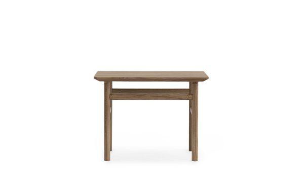 Et simpelt træbord med et minimalistisk design, med en flad top og fire ben, centreret på en almindelig hvid baggrund.