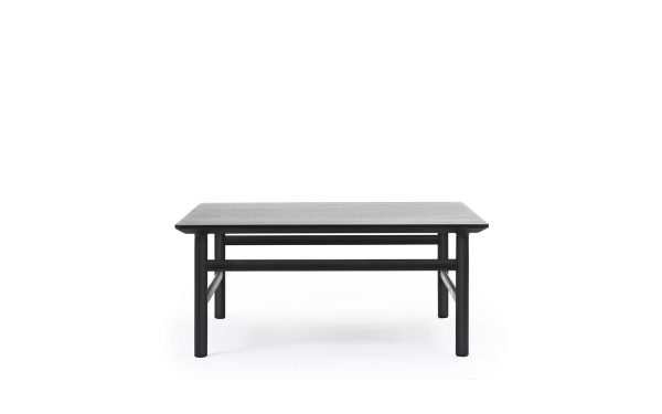 Et moderne, minimalistisk sort bord med en rektangulær plade og fire ben, designet af TomorrowsDesign, isoleret mod en hvid baggrund.