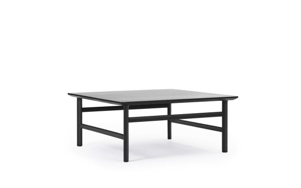 Et enkelt firkantet bord med en mørkegrå plade og sort stel, med en underhylde, isoleret mod en hvid baggrund. Dette stykke afspejler essensen af TomorrowsDesign.