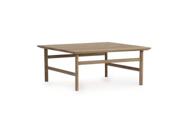 Et træbord med et enkelt, robust design med en firkantet bordplade og to-lags hylder under, sat mod en almindelig hvid baggrund.