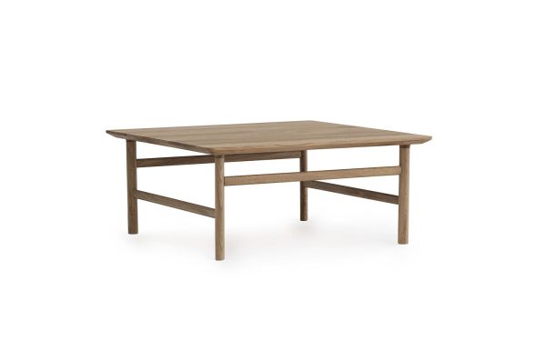 Et træbord med et enkelt, robust design med en firkantet bordplade og to-lags hylder under, sat mod en almindelig hvid baggrund.