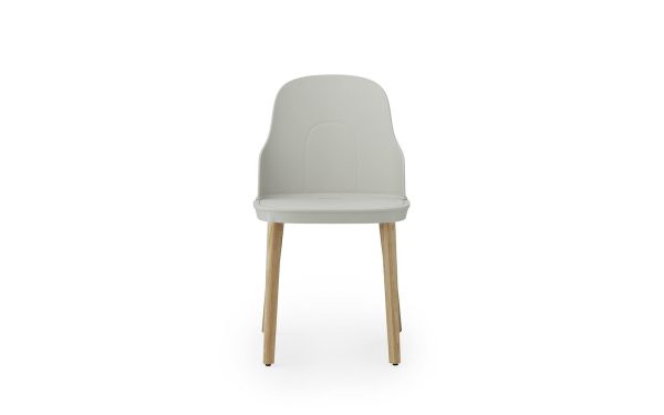 En moderne stol med et hvidt plastiksæde og lyse træben, vist på en almindelig hvid baggrund, der eksemplificerer principperne i TomorrowsDesign.