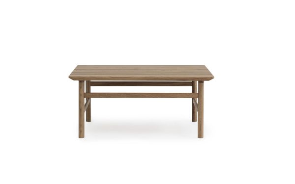 Et simpelt træbord med en rektangulær plade og fire ben, isoleret på en hvid baggrund. Bordet ser ud til at være lavet af eg og er designet i en minimalistisk stil af TomorrowsDesign.