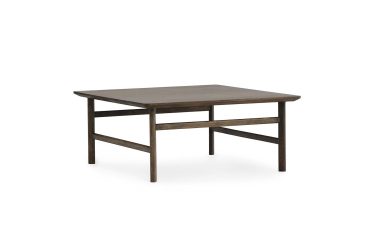 Et firkantet træbord med en mørkebrun finish, med en nederste hylde og fire ben, isoleret på en hvid baggrund af TomorrowsDesign.