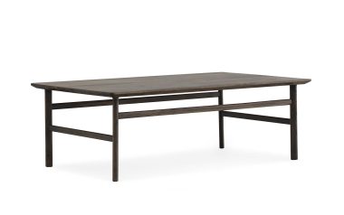 Et rektangulært spisebord i træ med en mørk finish og en enkel, robust ramme, vist mod en almindelig hvid baggrund, eksemplificerer tidløst interiørdesign.