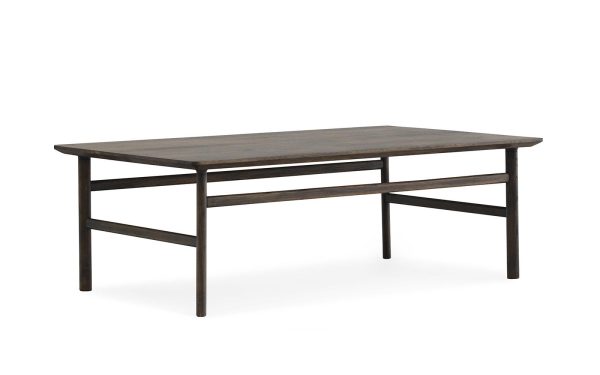 Et rektangulært spisebord i træ med en mørk finish og en enkel, robust ramme, vist mod en almindelig hvid baggrund, eksemplificerer tidløst interiørdesign.