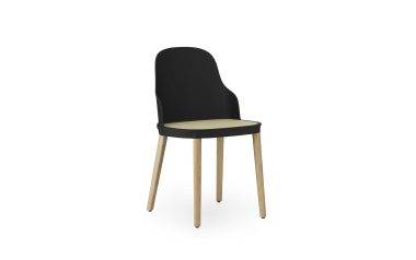 En moderne stol med et højt, solidt sort ryglæn og en beige sædehynde, sat på fire lyse træben, vist mod en almindelig hvid baggrund. Dette stykke eksemplificerer moderne design.