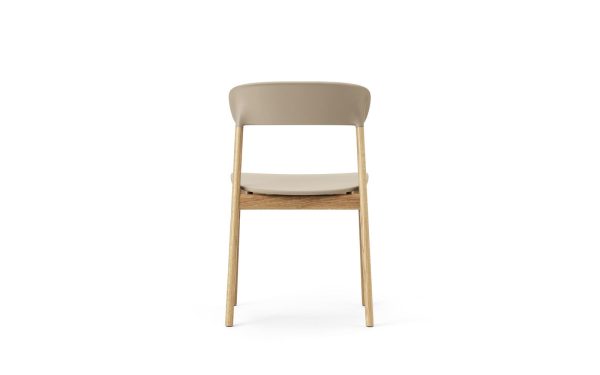 En moderne stol fra TomorrowsDesign med lyse træben og beige polstret sæde og ryglæn, sat mod en almindelig hvid baggrund.
