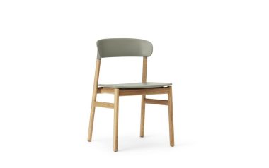 En moderne stol med en lys træramme og et mørkegrå polstret sæde og ryglæn, designet af TomorrowsDesign, isoleret på en hvid baggrund.