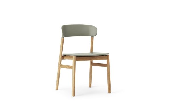 En moderne stol med en lys træramme og et mørkegrå polstret sæde og ryglæn, designet af TomorrowsDesign, isoleret på en hvid baggrund.