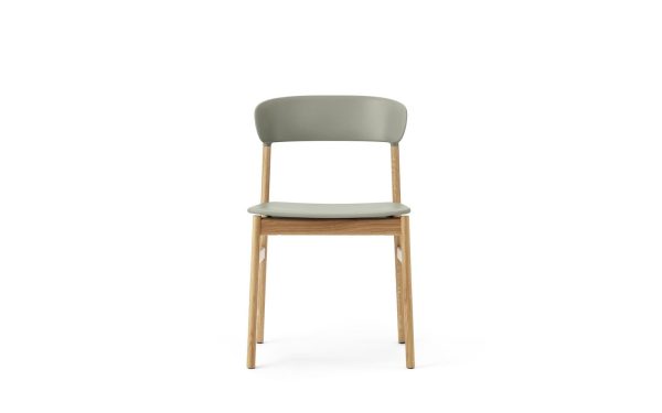 En moderne stol med stel af let træ og glat, gråt sæde og ryglæn, perfekt til moderne interiørdesign. Stolen vises på en isoleret hvid baggrund.