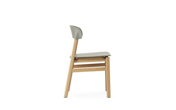 En moderne stol med grå plastik ryglæn og sæde, og træben fra TomorrowsDesign, placeret mod en almindelig hvid baggrund.