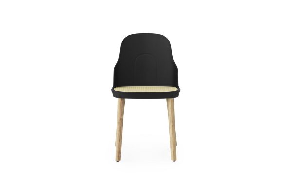 En moderne stol med sort ryglæn og sæde, med en kontrasterende beige hynde og sat på lyse træben fra TomorrowsDesign, isoleret på en hvid baggrund.