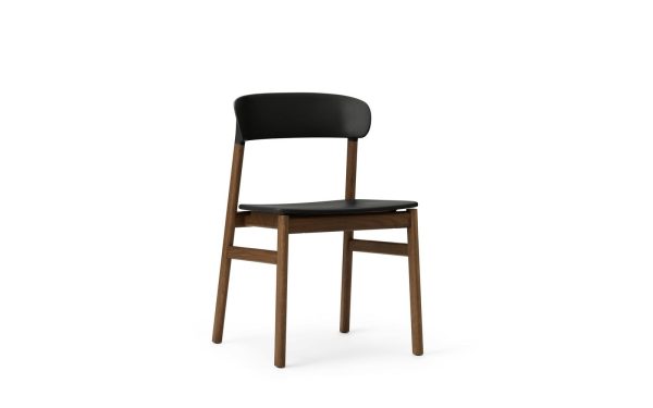 En moderne stol med en mørk træramme og et sort sæde og ryglæn, isoleret på en hvid baggrund, legemliggør essensen af TomorrowsDesign.